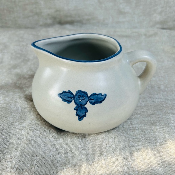 Pfaltzgraff Small cottage Pitcher/Gravy Boat or Creamer Yorktowne Blue Pattern - Picture 3 of 6
